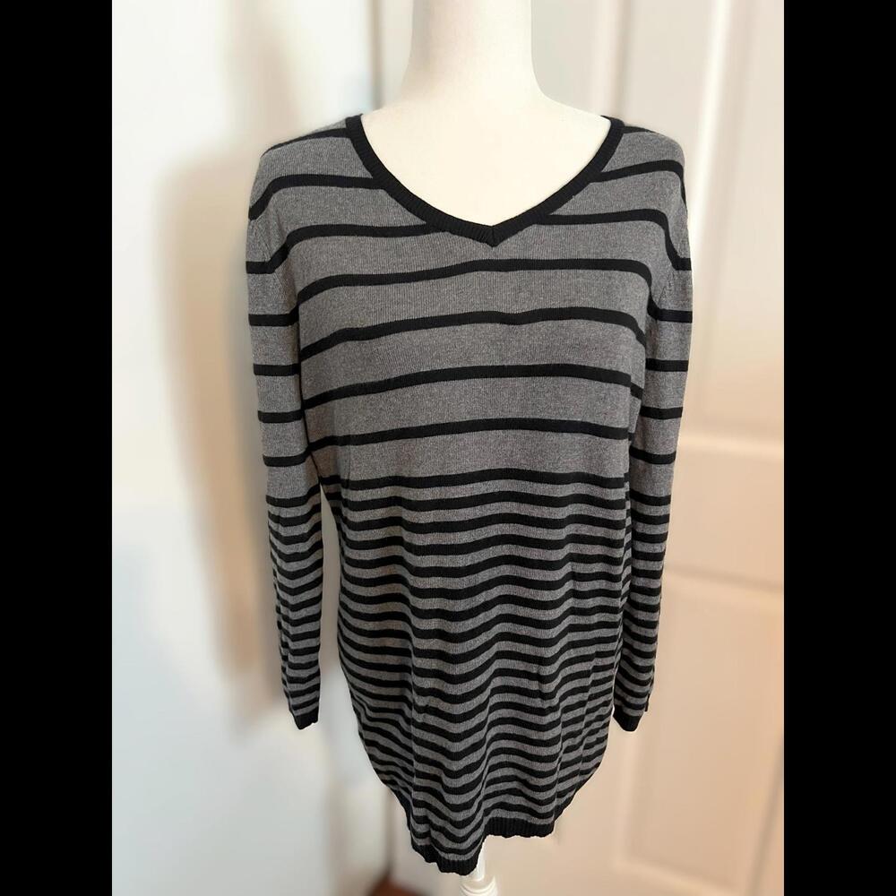 NWT JOSEPH A Women's V-Neck Black and Gray Striped Long Sleeve Sweater Size: L
